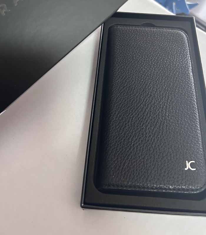 Custodia a Portafoglio in Pelle iPhone 16 photo review